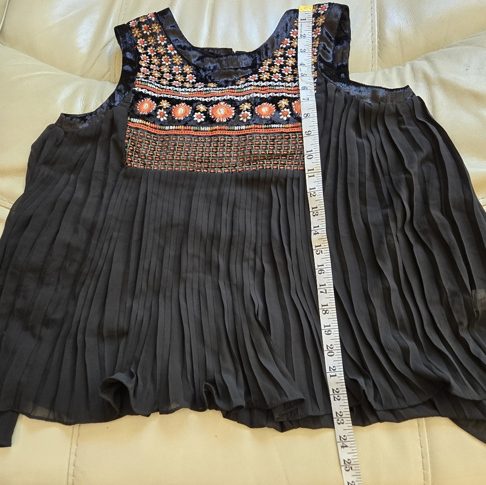 THML black embroidered floral velvet top - Picture 8 of 8